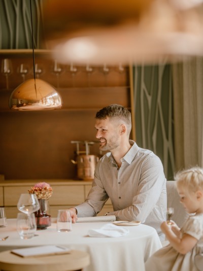 Vater und Kind beim Familienabend im Feuerstein.