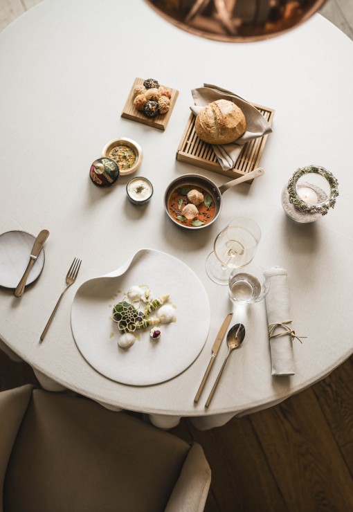 Gedeckter Tisch mit Gourmetgerichte