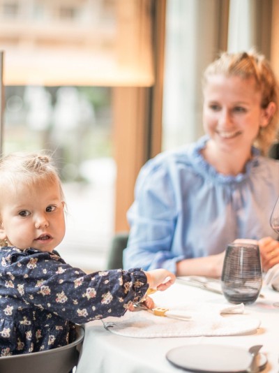 Muttter und Tochter sitzen gemeinsam zum Essen am Tisch im Speisesaal im Feurstein