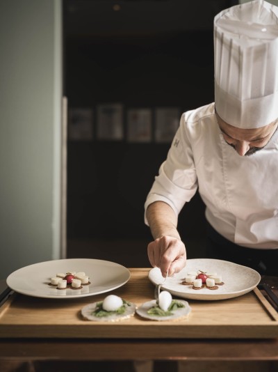 Andrea Moccia beim Anrichten eines Desserts