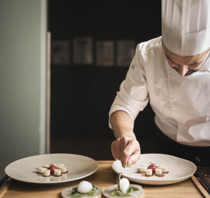 Andrea Moccia beim Anrichten eines Desserts