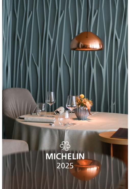 Gedeckter Tisch im Artifex mit Michelin Logo im Vordergrund