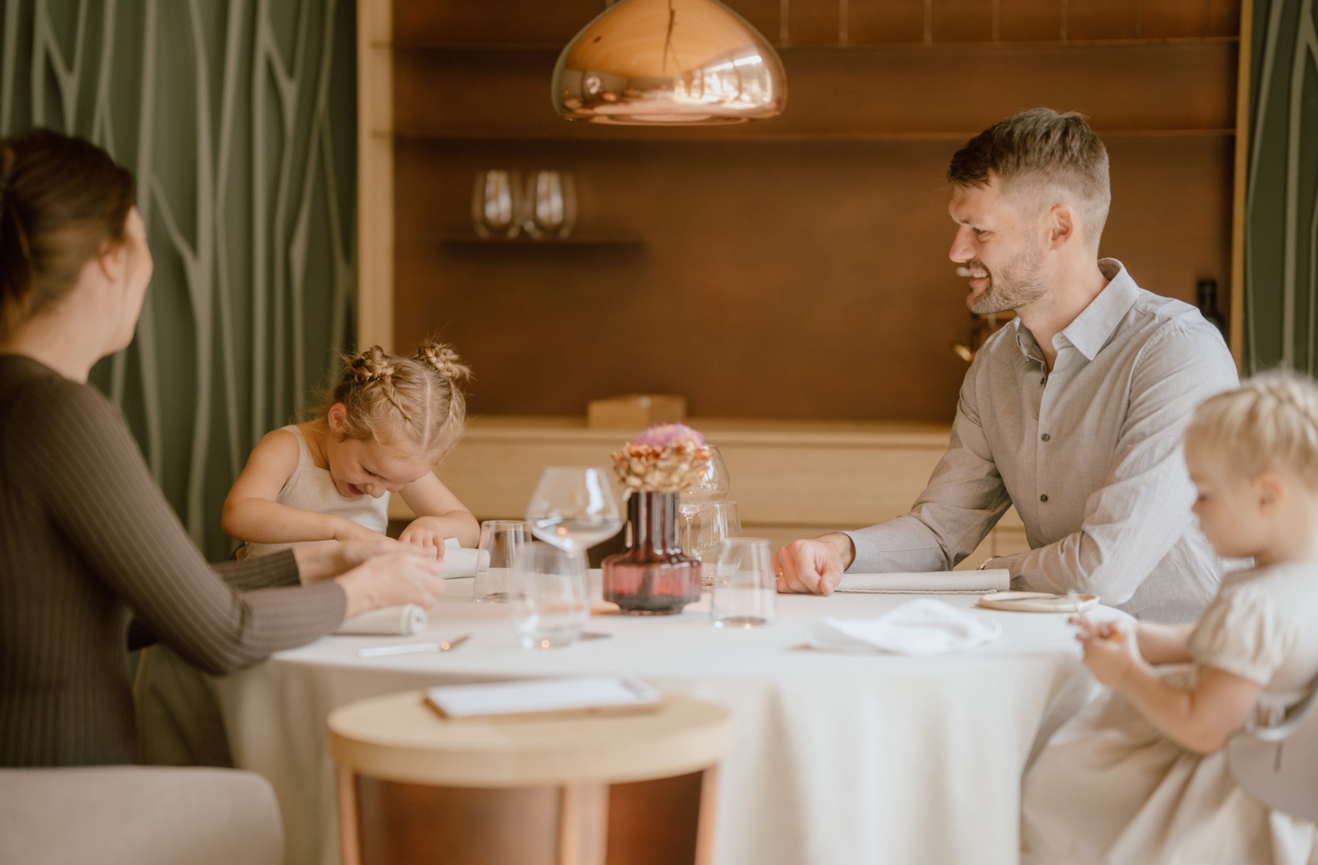 Eine Familie genießt das Gourmetmenü im Artifex, dem Gourmetrestaurant im Feuerstein denn Freitags ist Familienabend