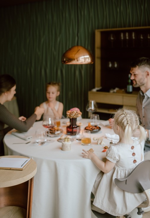 Familienabende im Artifex - eine Familie genießt ihre Abendessen im Artifex Gourmet Restaurant im Feuerstein