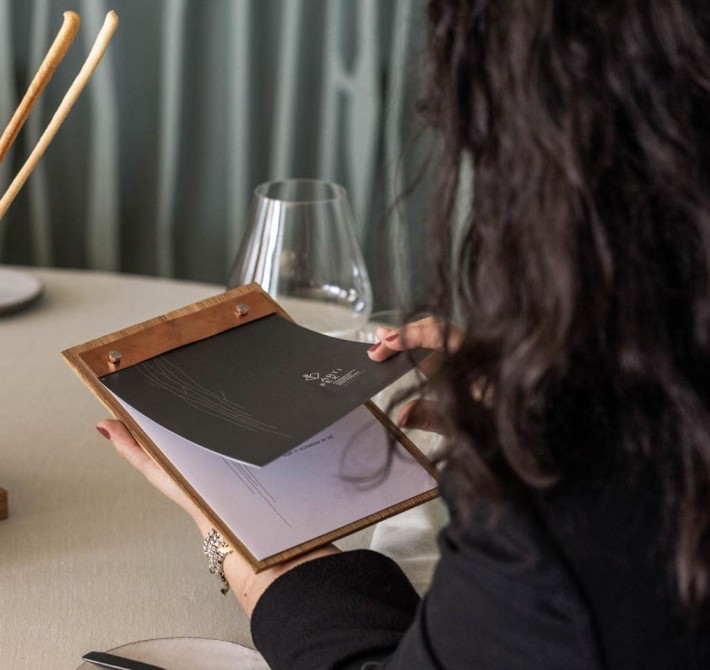 Blättern Sie durch die Speisekarte mit Vorfreude auf kulinarische Highlights