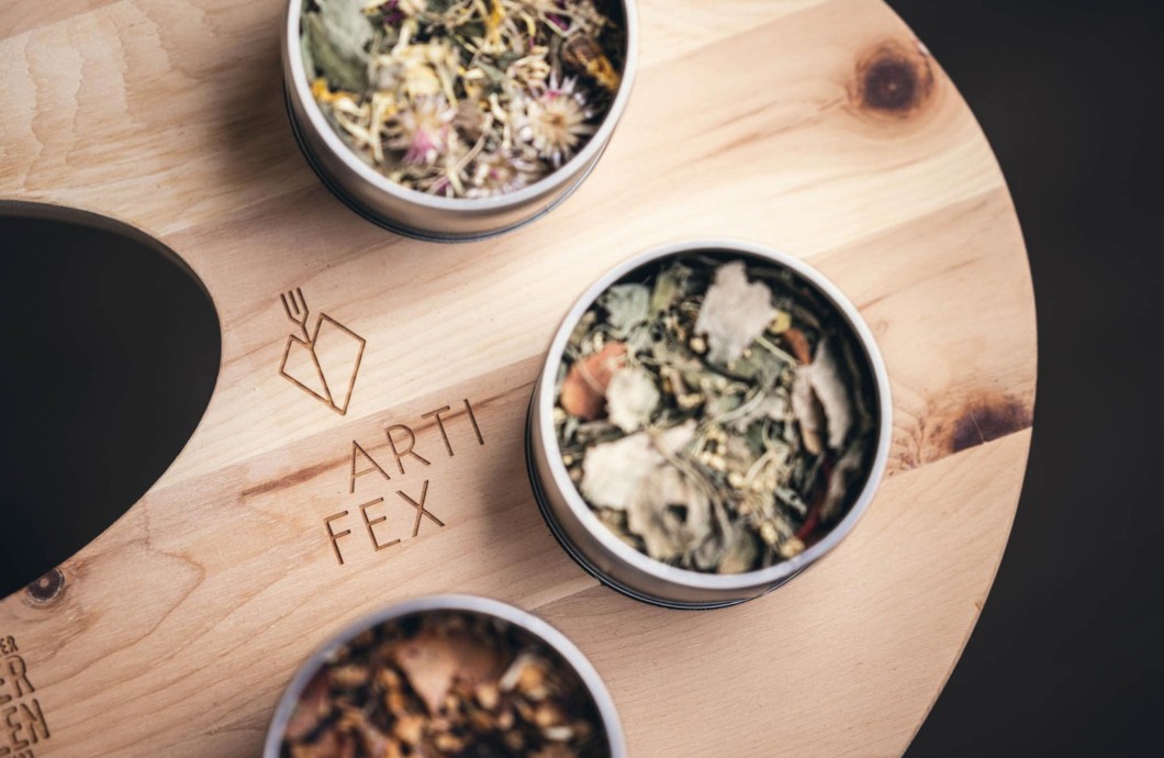 Verschiedene Kräuter auf einem Holzbrett präsentiert