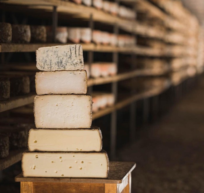 Verschiedene Käsesorten aufeinander gestapelt